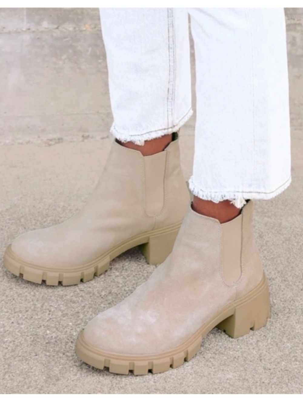 Steve Madden Howler Chelsea Lug Sole Ankle Boots Sand Beige
